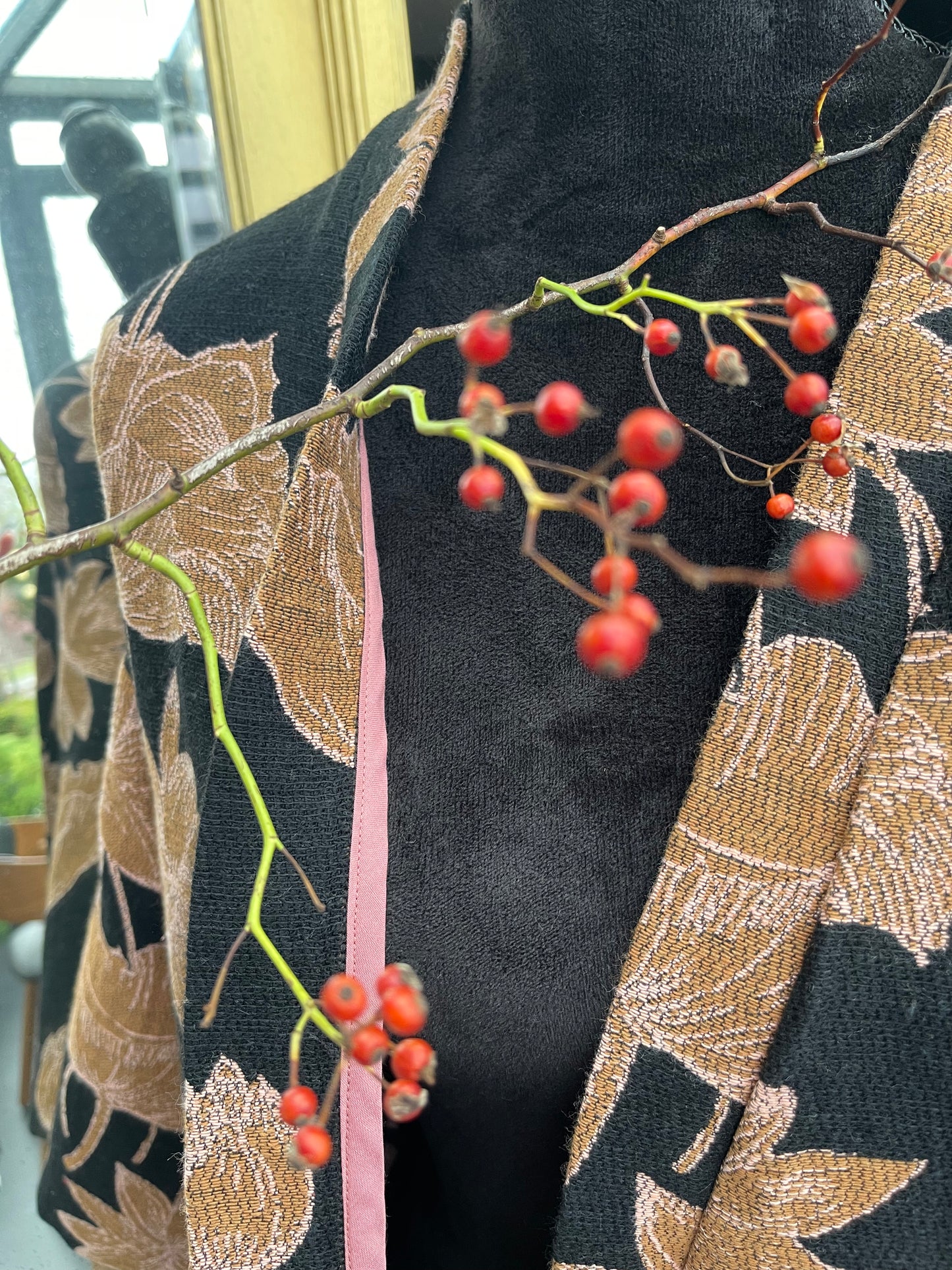 Lange jas in zwart/oker/oud roze