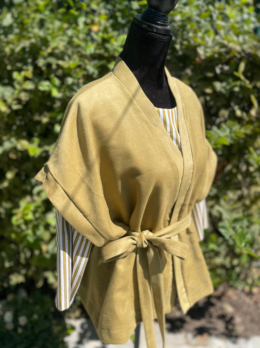Korte kimono-vest in zachte stof, kant en klaar, onmiddellijk leverbaar.