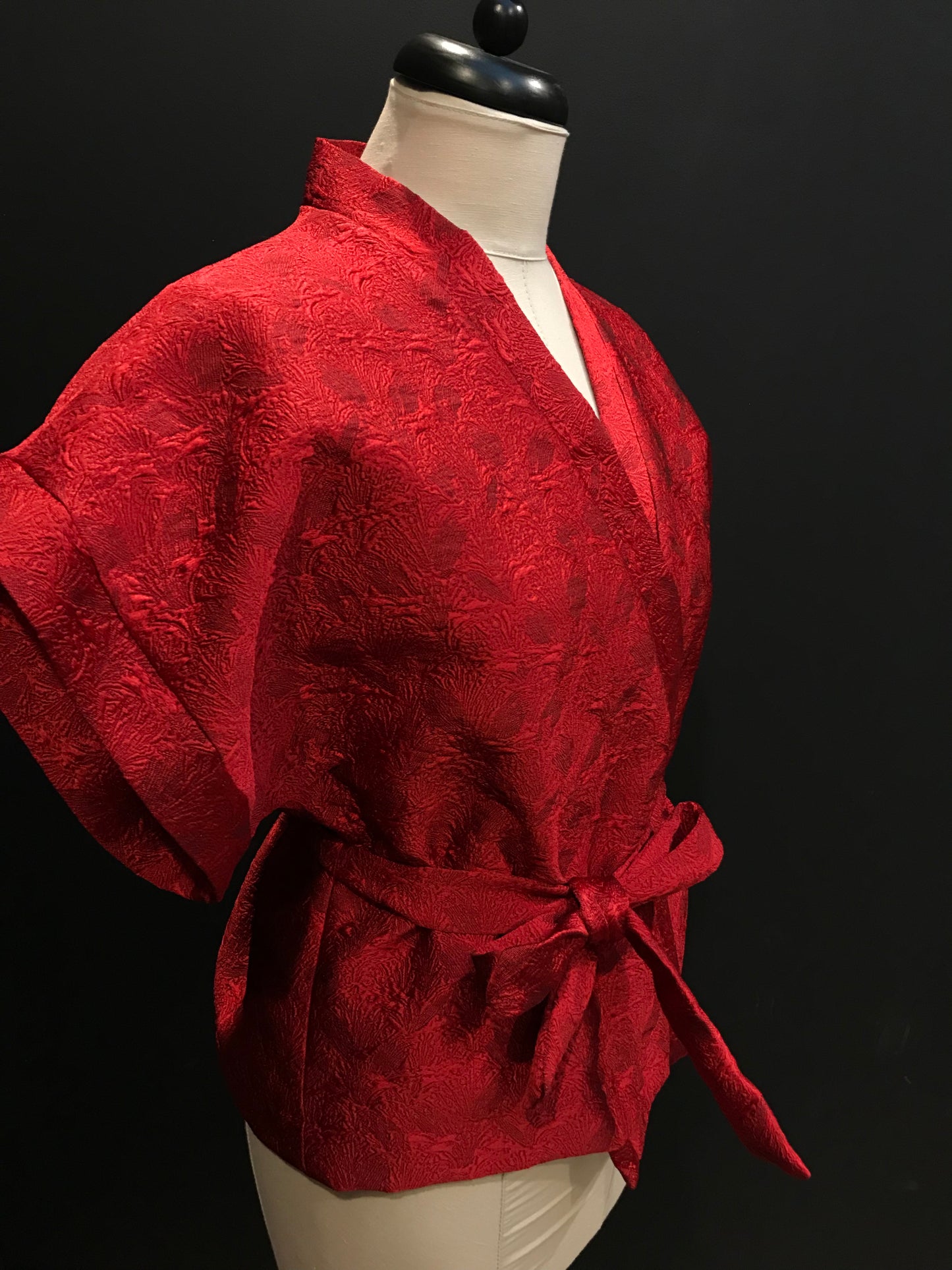 Korte kimono-vest in doe-box