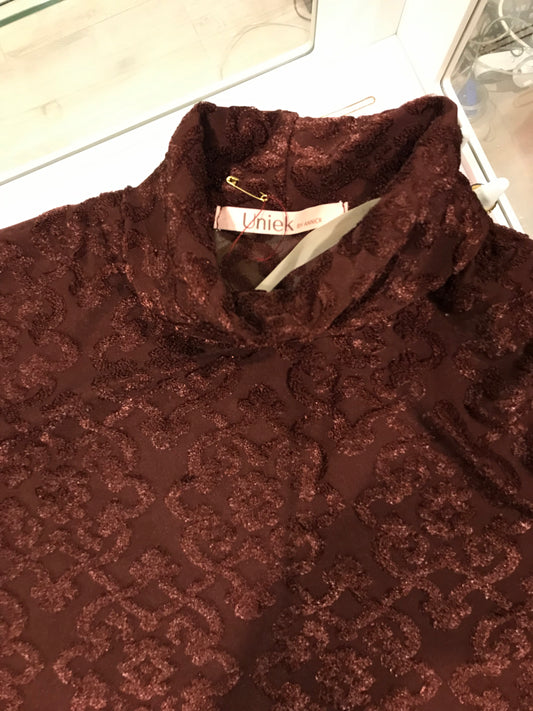 coltruitje Lou in bordeaux velours.