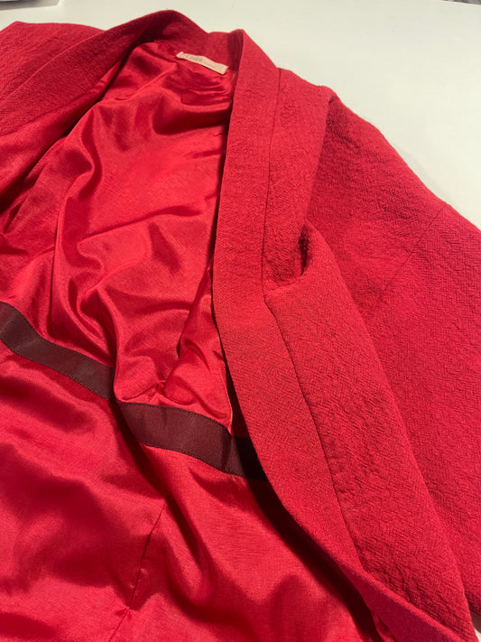 Korte kimonovest met 3/4 mouwen in rode matte stof.