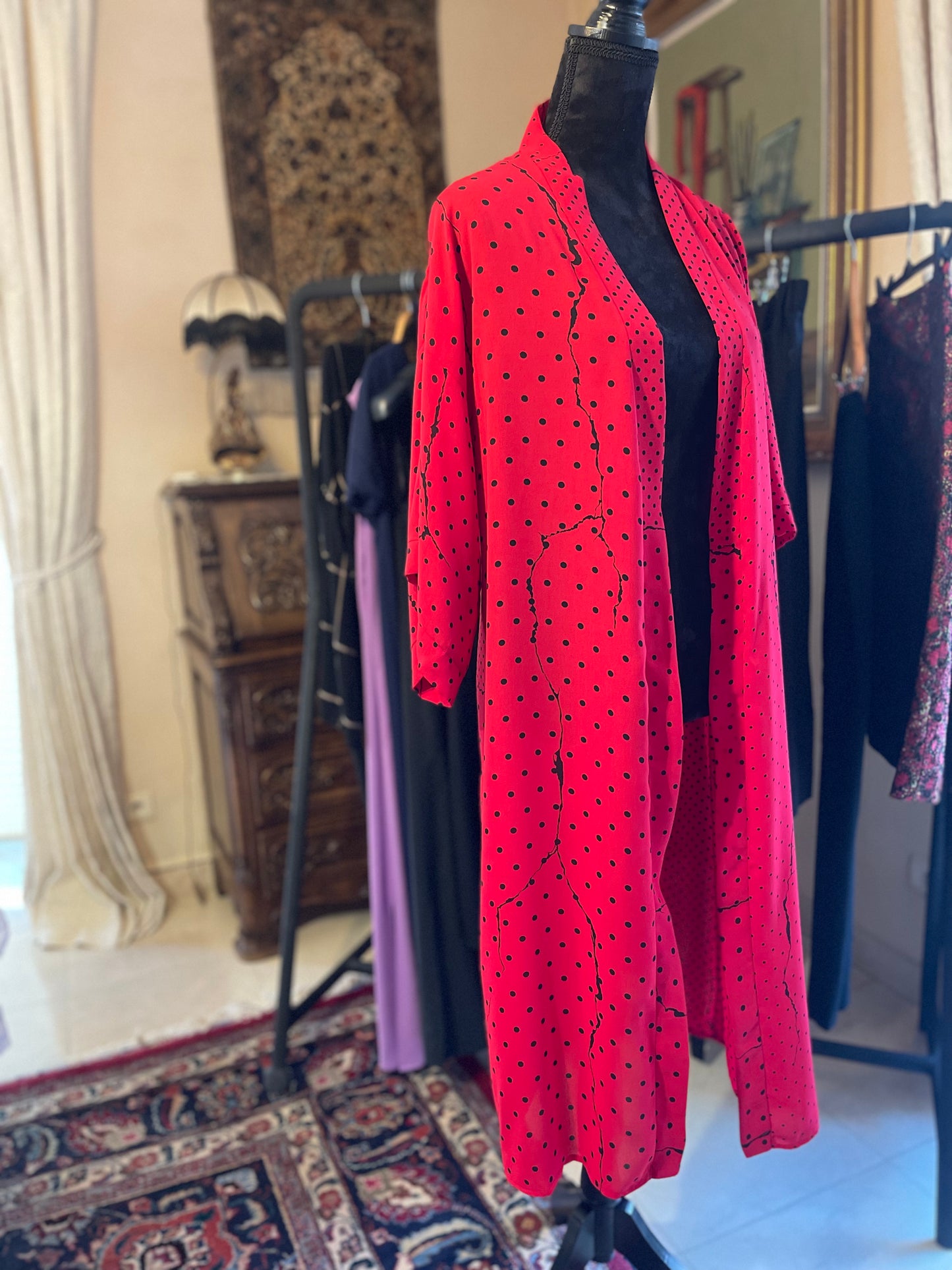 lange kimono in rode stof met zwarte bolletjes