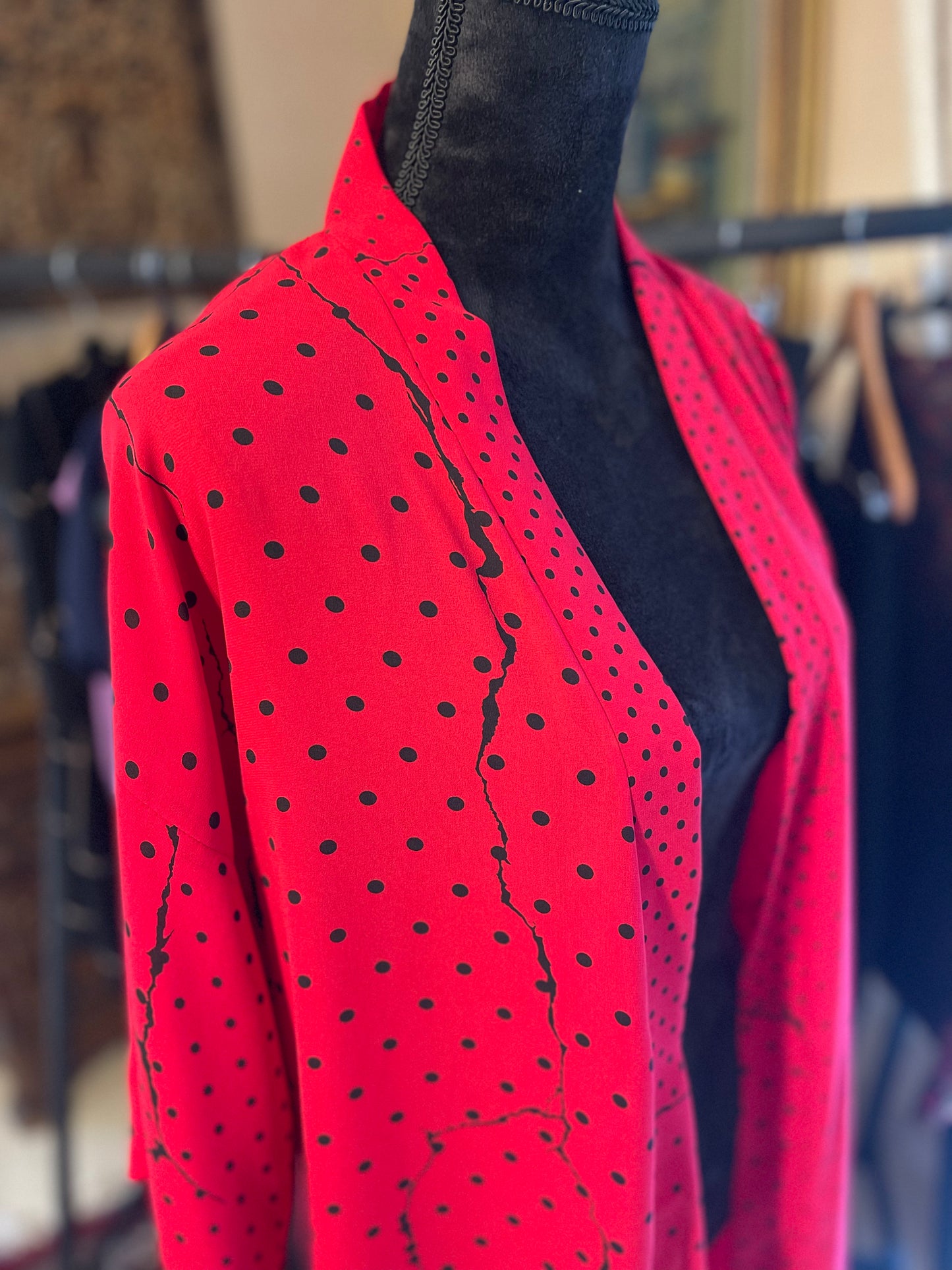 lange kimono in rode stof met zwarte bolletjes