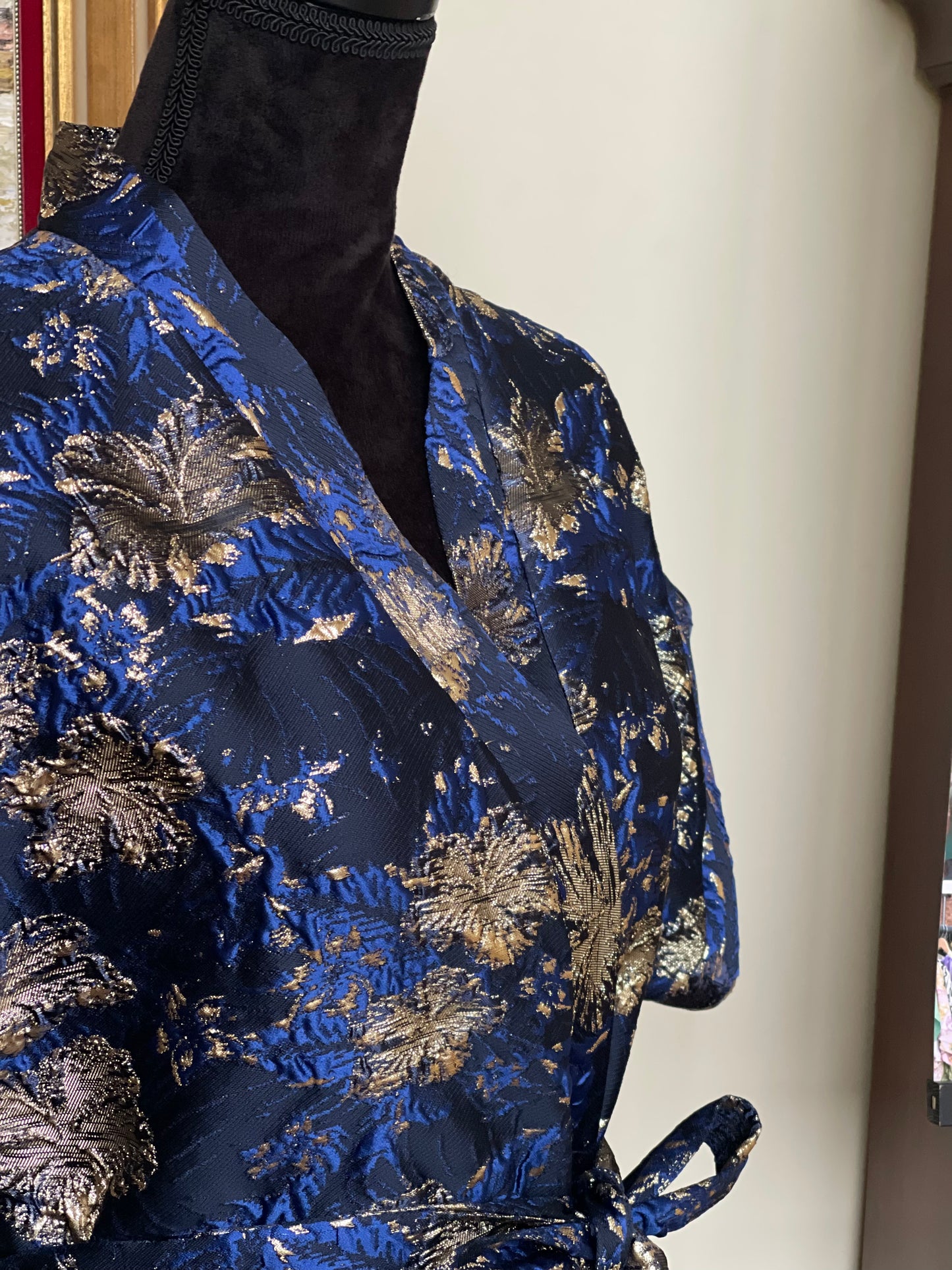 Exclusieve feestelijke korte kimono-vest. Klaar om te dragen. Onmiddellijk leverbaar.