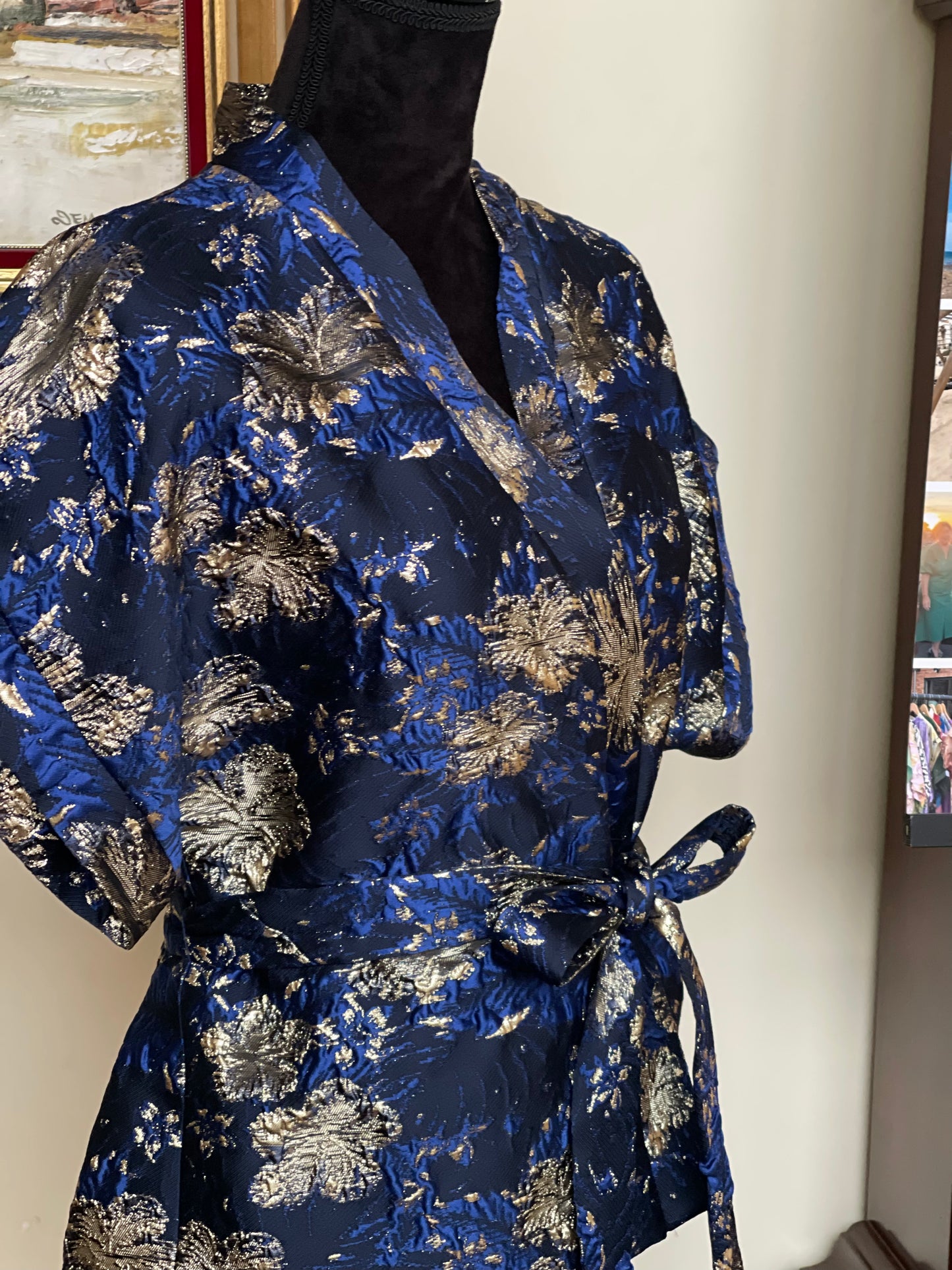 Exclusieve feestelijke korte kimono-vest. Klaar om te dragen. Onmiddellijk leverbaar.