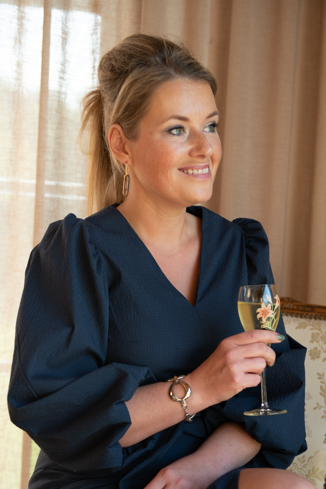 Kleedje Noor, kant en klaar, blauw zwart geruit. Onmiddellijk leverbaar.