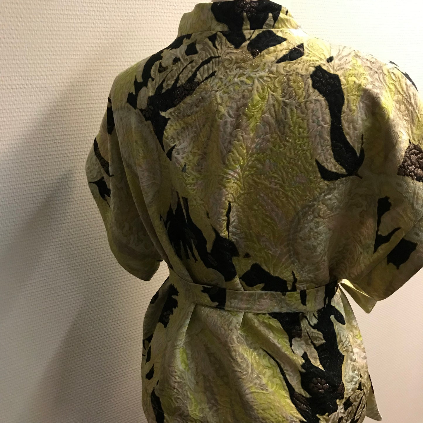 Korte kimono-vest in doe-box