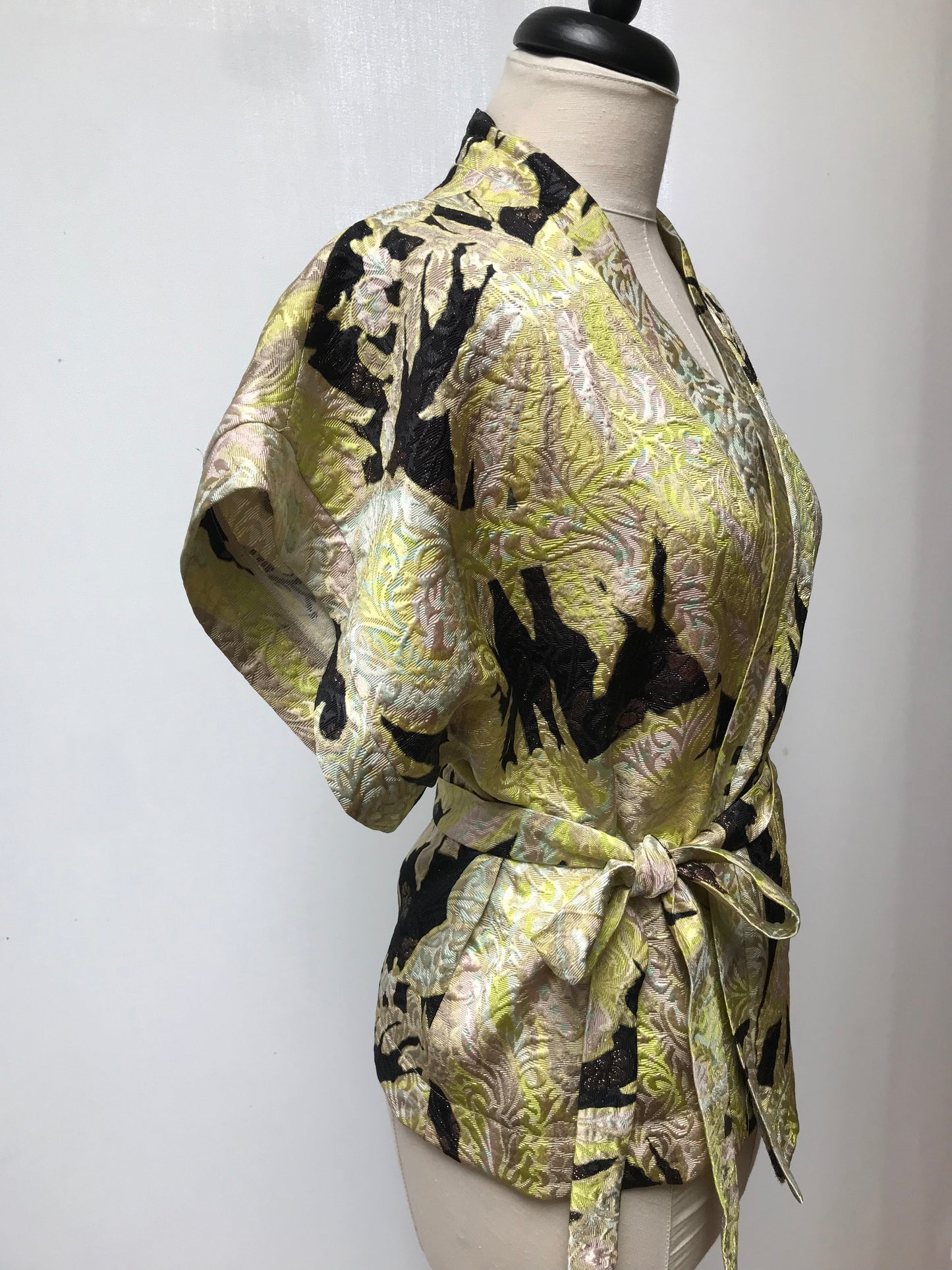 Korte kimono-vest in doe-box