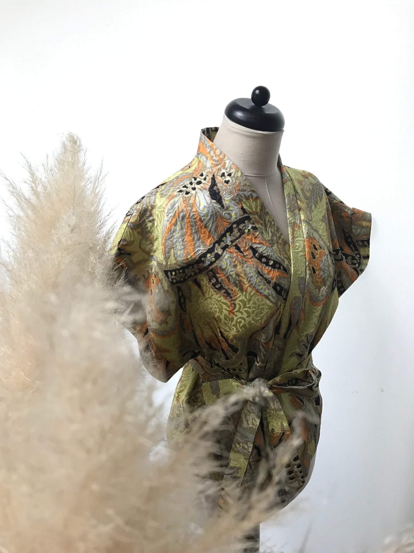 Korte kimono-vest in doe-box