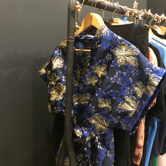 Exclusieve feestelijke korte kimono-vest. Klaar om te dragen. Onmiddellijk leverbaar.