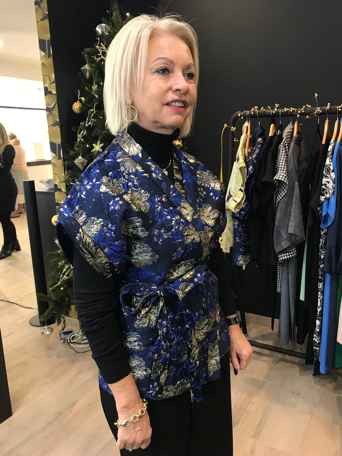 Exclusieve feestelijke korte kimono-vest. Klaar om te dragen. Onmiddellijk leverbaar.