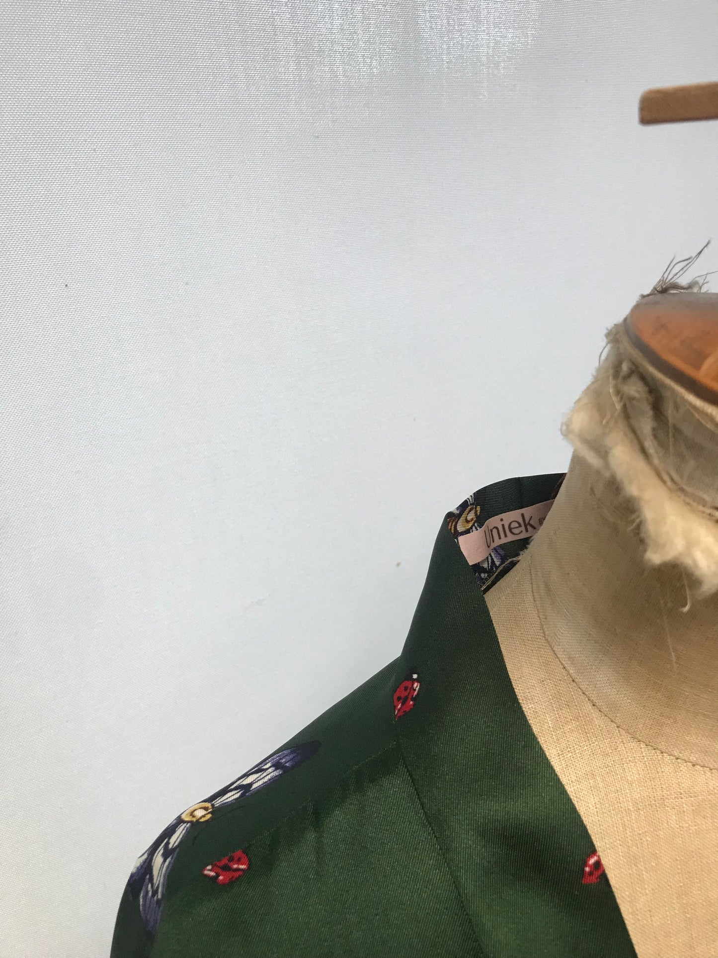 Exclusieve kimono in groen satijn met vlinders. Onmiddellijk leverbaar.