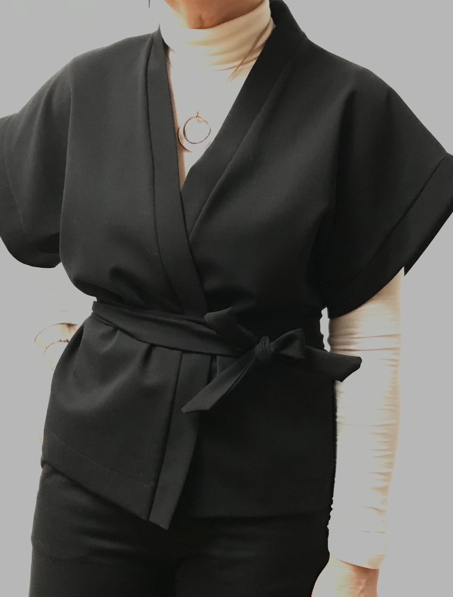 Zwarte wollen kimono-vest. Kant en klaar. Onmiddellijk leverbaar.