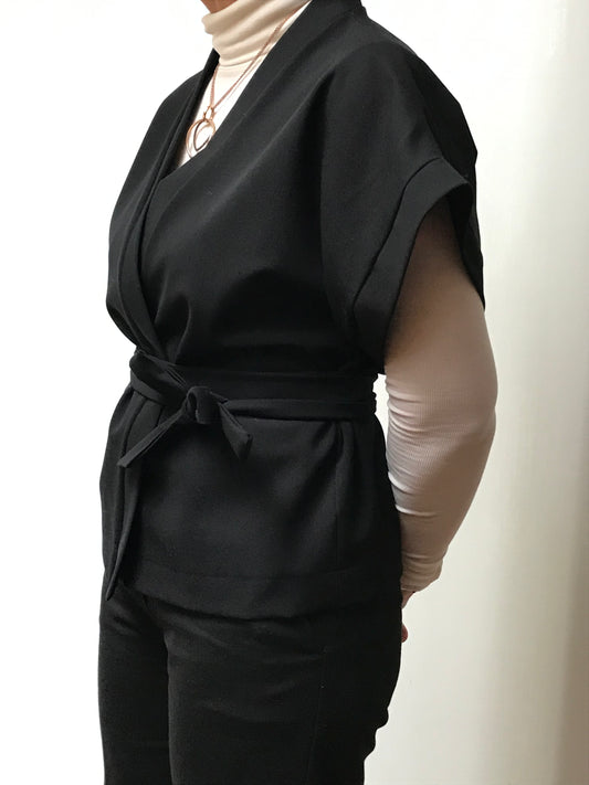 Zwarte wollen kimono-vest. Kant en klaar. Onmiddellijk leverbaar.