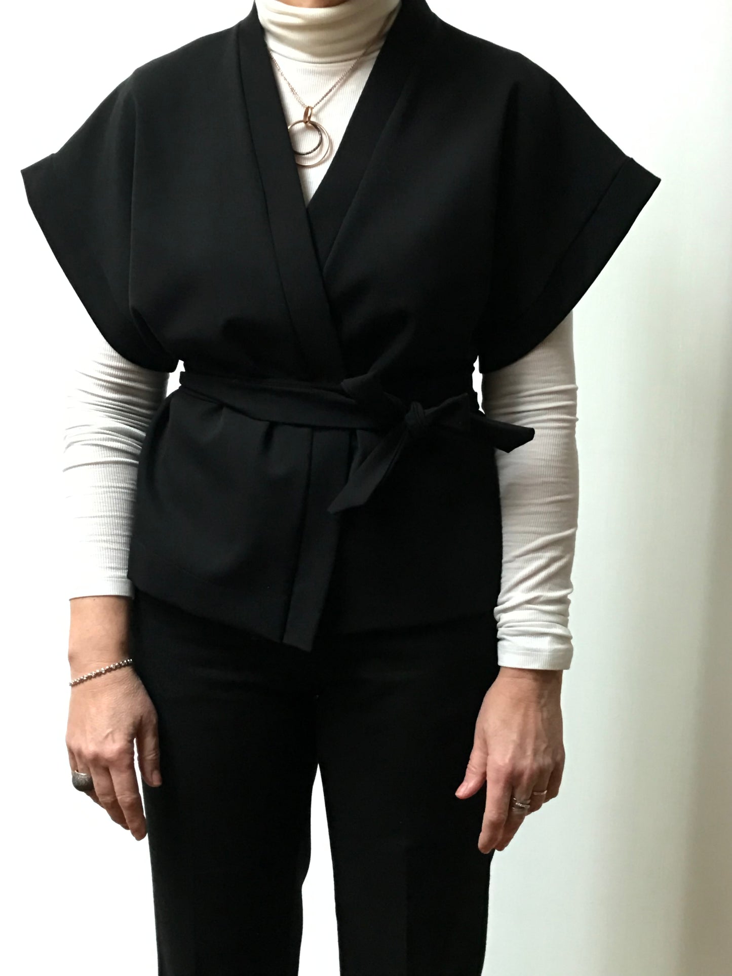 Zwarte wollen kimono-vest. Kant en klaar. Onmiddellijk leverbaar.