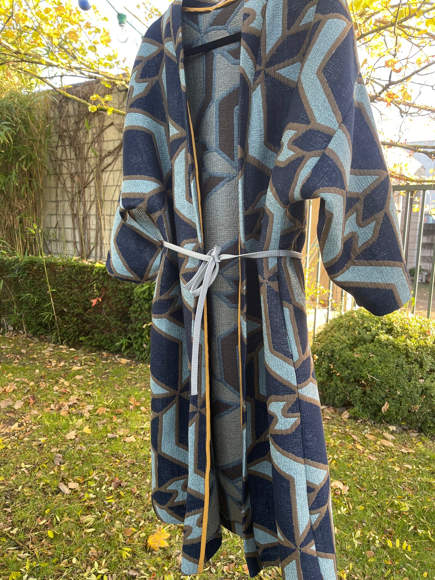 Lange jas in blauwe tinten