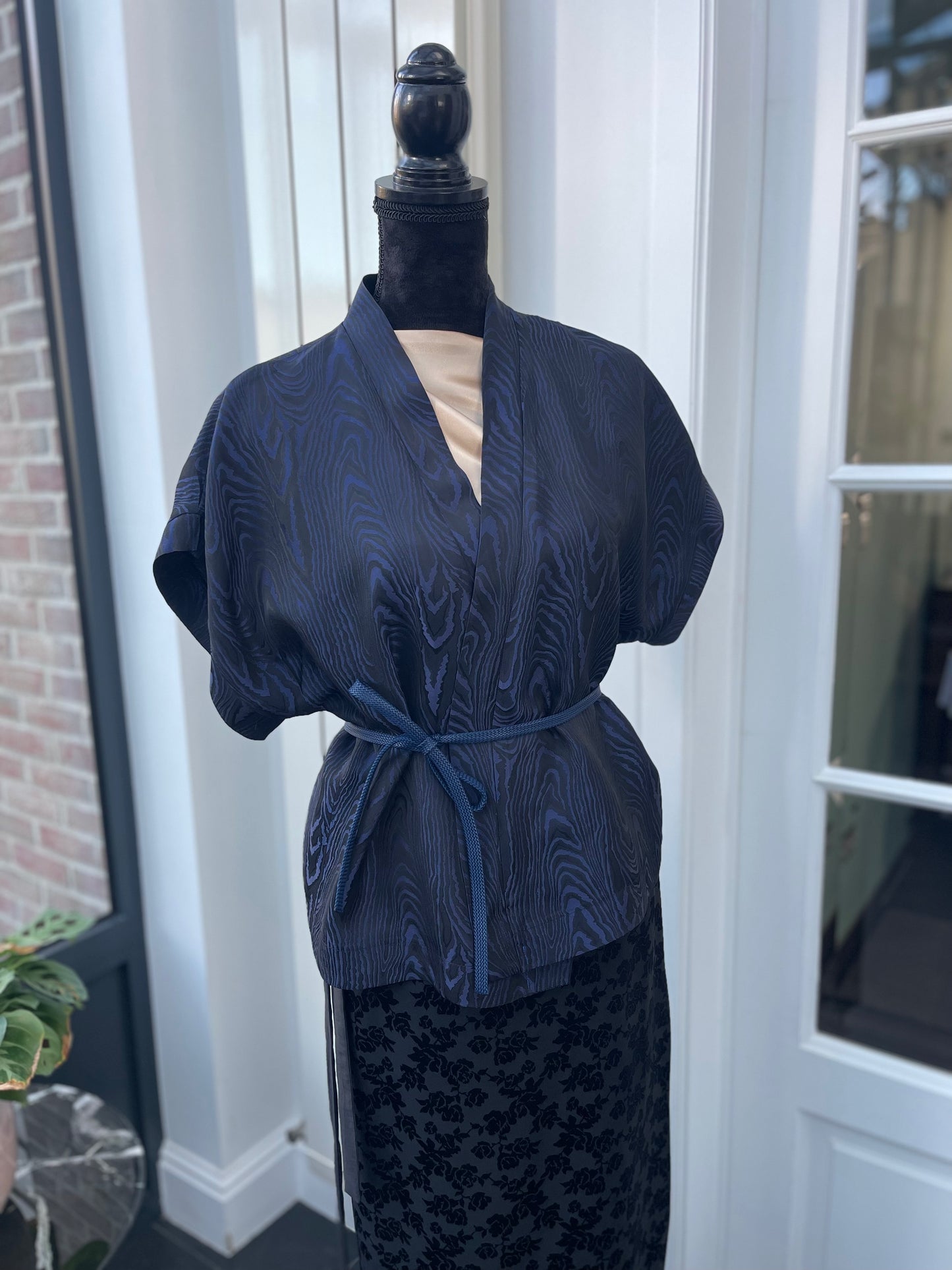 Korte kimono-vest in zwart-blauwe moiré, kant en klaar, onmiddellijk leverbaar.