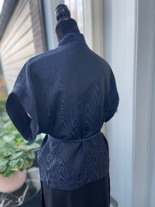 Korte kimono-vest in zwart-blauwe moiré, kant en klaar, onmiddellijk leverbaar.