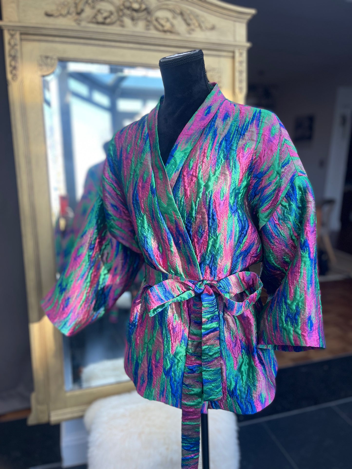 Korte kimonovest met 3/4 mouwen in feestelijke stof. Onmiddellijk beschikbaar.