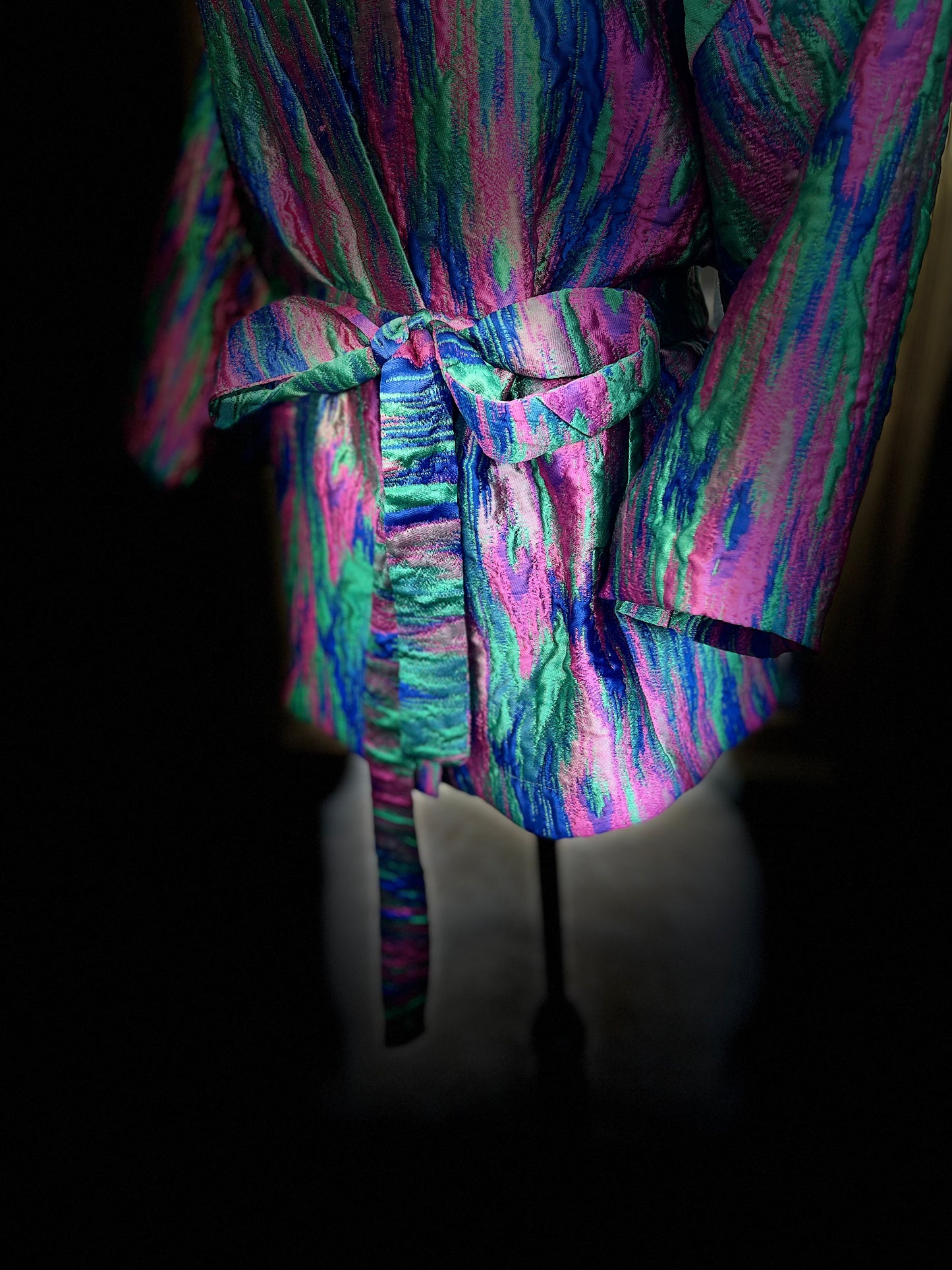 Korte kimonovest met 3/4 mouwen in feestelijke stof. Onmiddellijk beschikbaar.