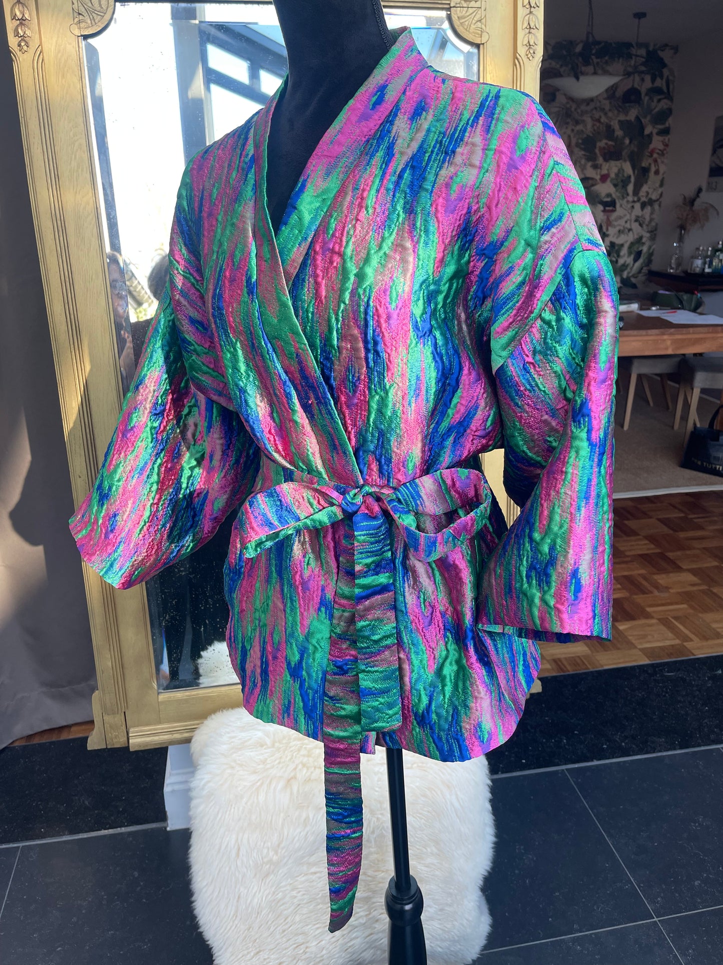 Korte kimonovest met 3/4 mouwen in feestelijke stof. Onmiddellijk beschikbaar.