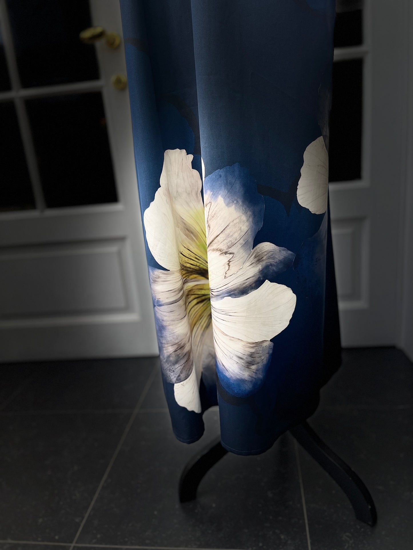 kleedje Nicky in vloeiende stof met grote bloemen