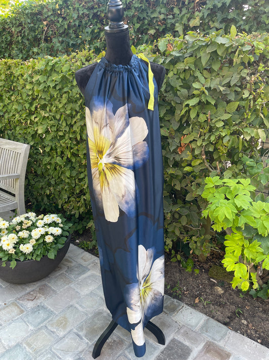 kleedje Nicky in vloeiende stof met grote bloemen