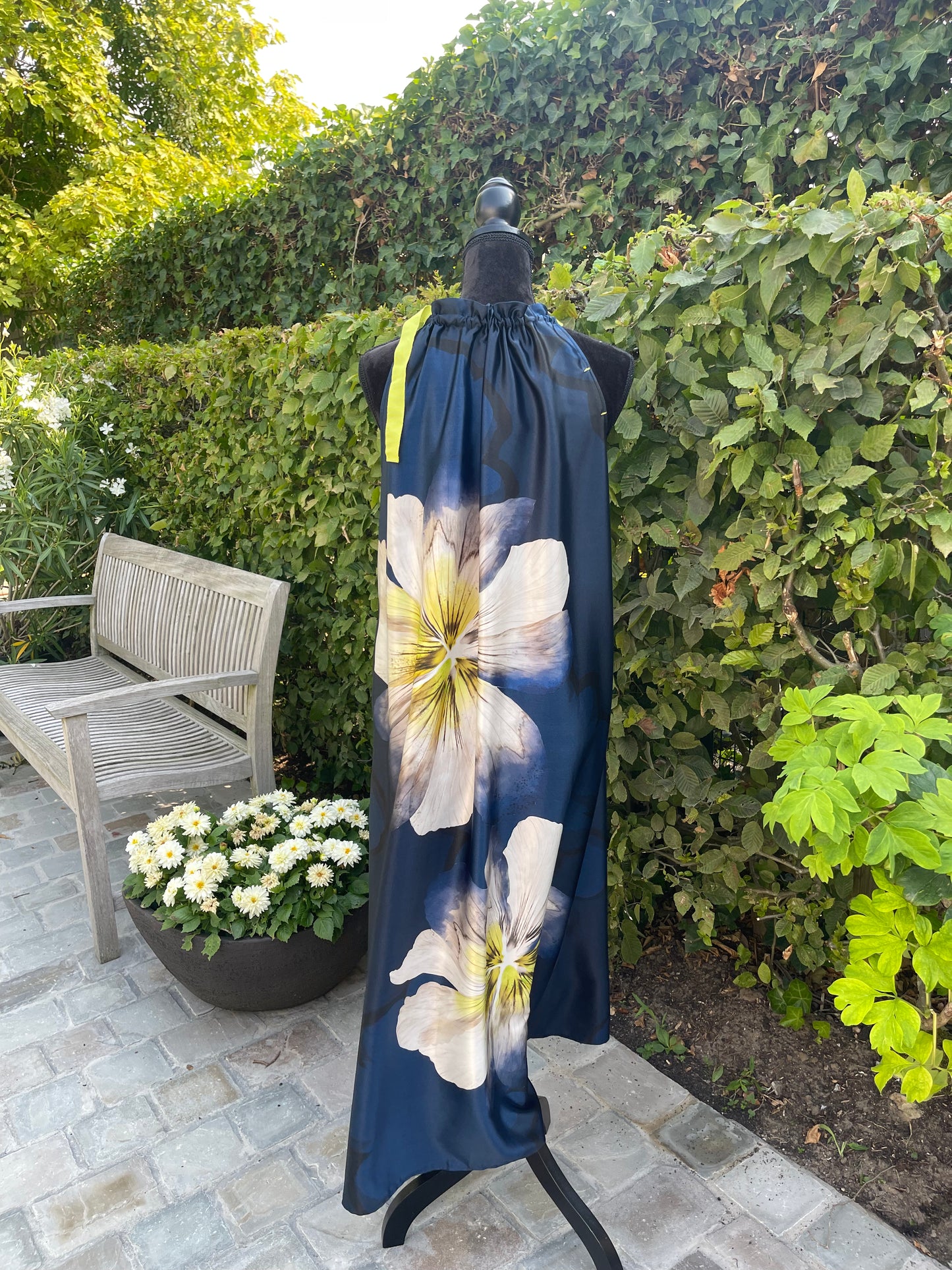 kleedje Nicky in vloeiende stof met grote bloemen