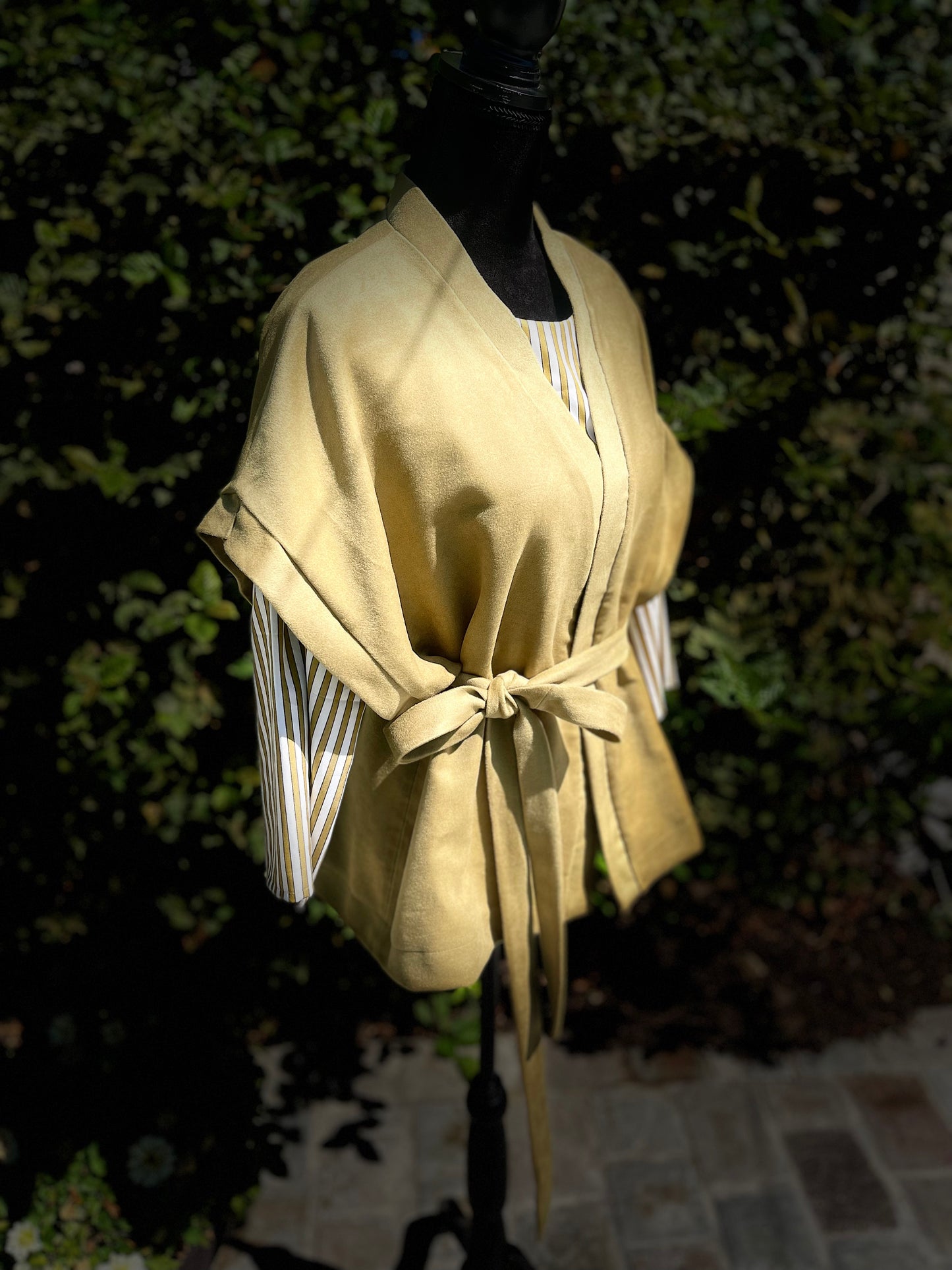 Korte kimono-vest in zachte stof, kant en klaar, onmiddellijk leverbaar.