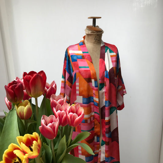 zomerse kimono in rood-roze-blauwe tinten