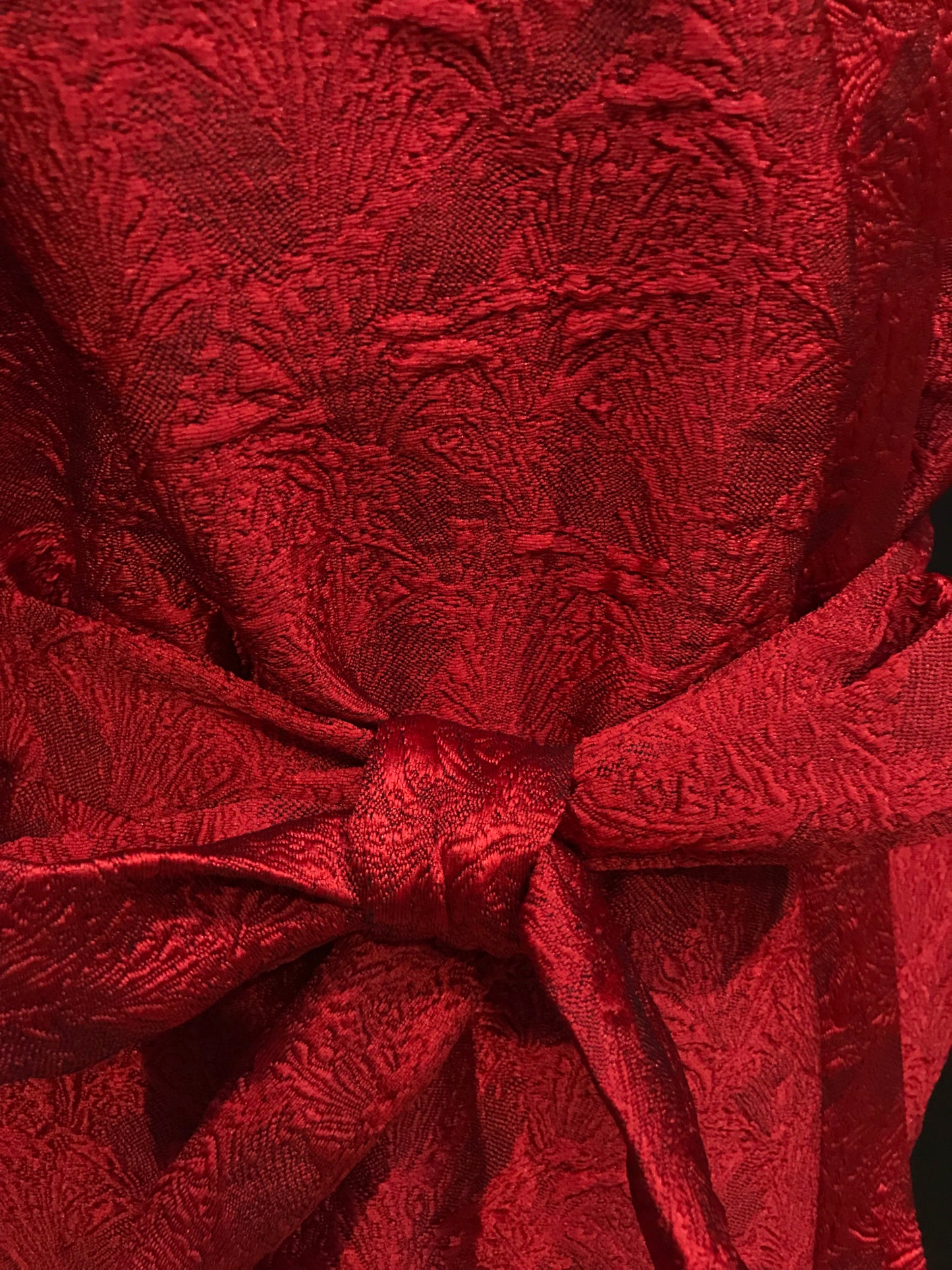 Korte kimono-vest in diep rode jacquard, kant en klaar, onmiddellijk leverbaar.