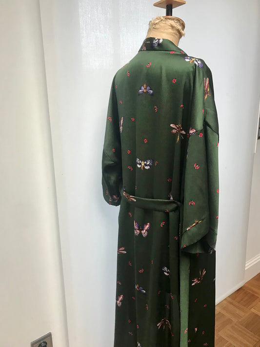 Exclusieve kimono in groen satijn met vlinders. Onmiddellijk leverbaar.